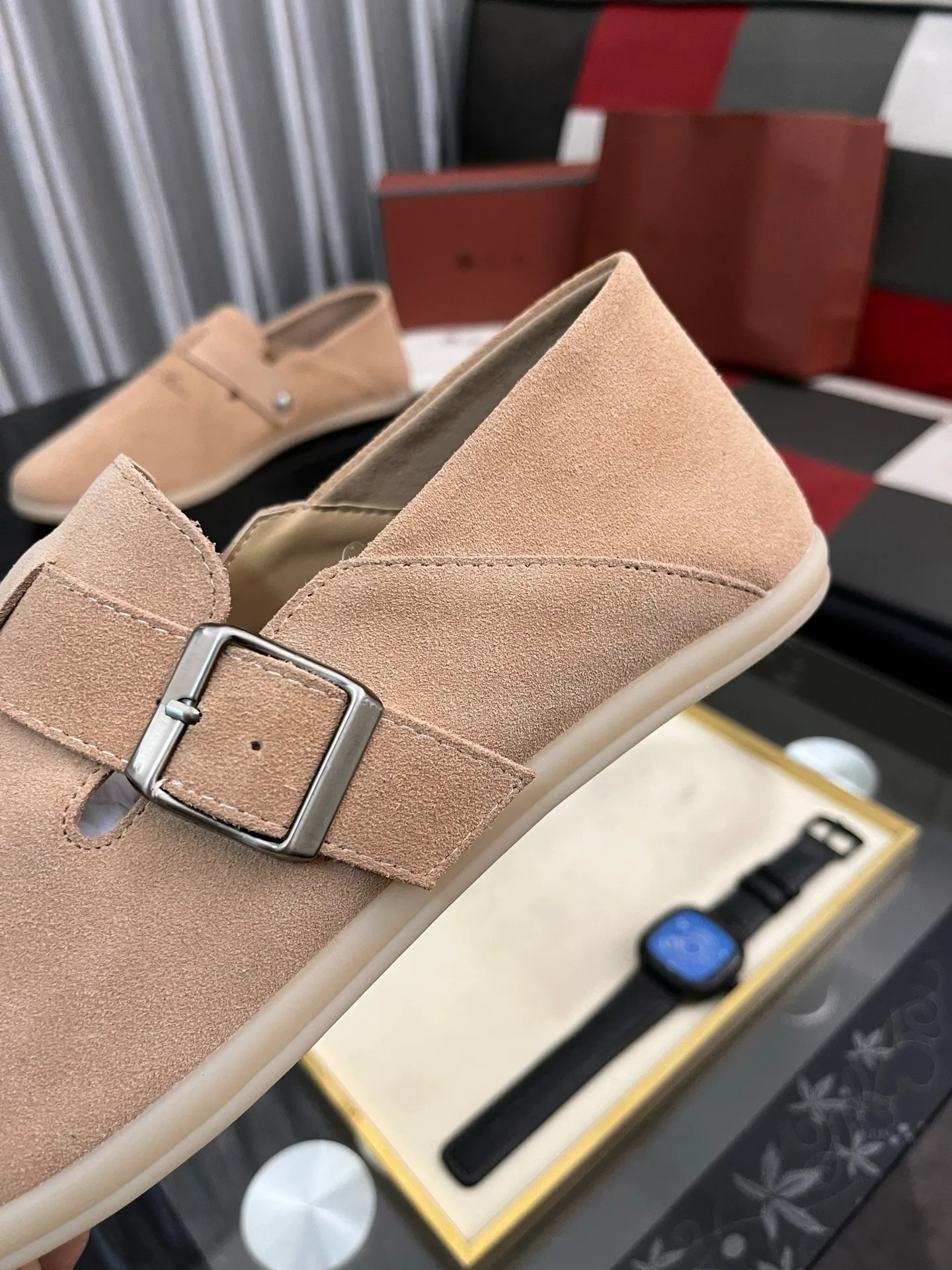 Men's men's shoes 💰458⌚️⌚️ Loro Piana's classic hot model lp top version of Pili casual shoes. It turns out that these are the casual shoes that are said to be able to walk 20,000 steps without getting tired. This pair has both good looks and feel. You will be completely lost as soon as you put it on. The minimalist design is eye-catching and durable, and it is a bonus for dressing. The soft feeling on the feet has outstanding texture, and it is very nice without abrasion on the feet. The soft and waxy soles make it easy to wear for daily use for a long time. Who can resist a pair of versatile and good-looking loafers? Don't be too elegant at all, the feel and texture of the feet are good, the key is to make the legs look longer and not tire the feet, the main thing is that it is just right!        Material: Original cowhide Lining: Original sheepskin Outsole: Original sole Size: 38-44